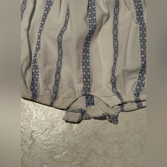 babyGap Cream and Blue Embroidered Flutter Sleeve Baby Romper Size 0–3 Months - Picture 3 of 7